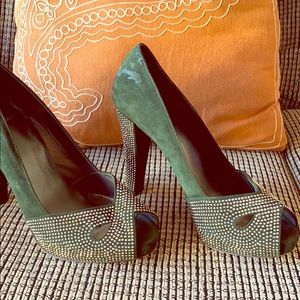 Stuart Weitzman beautiful shoes.